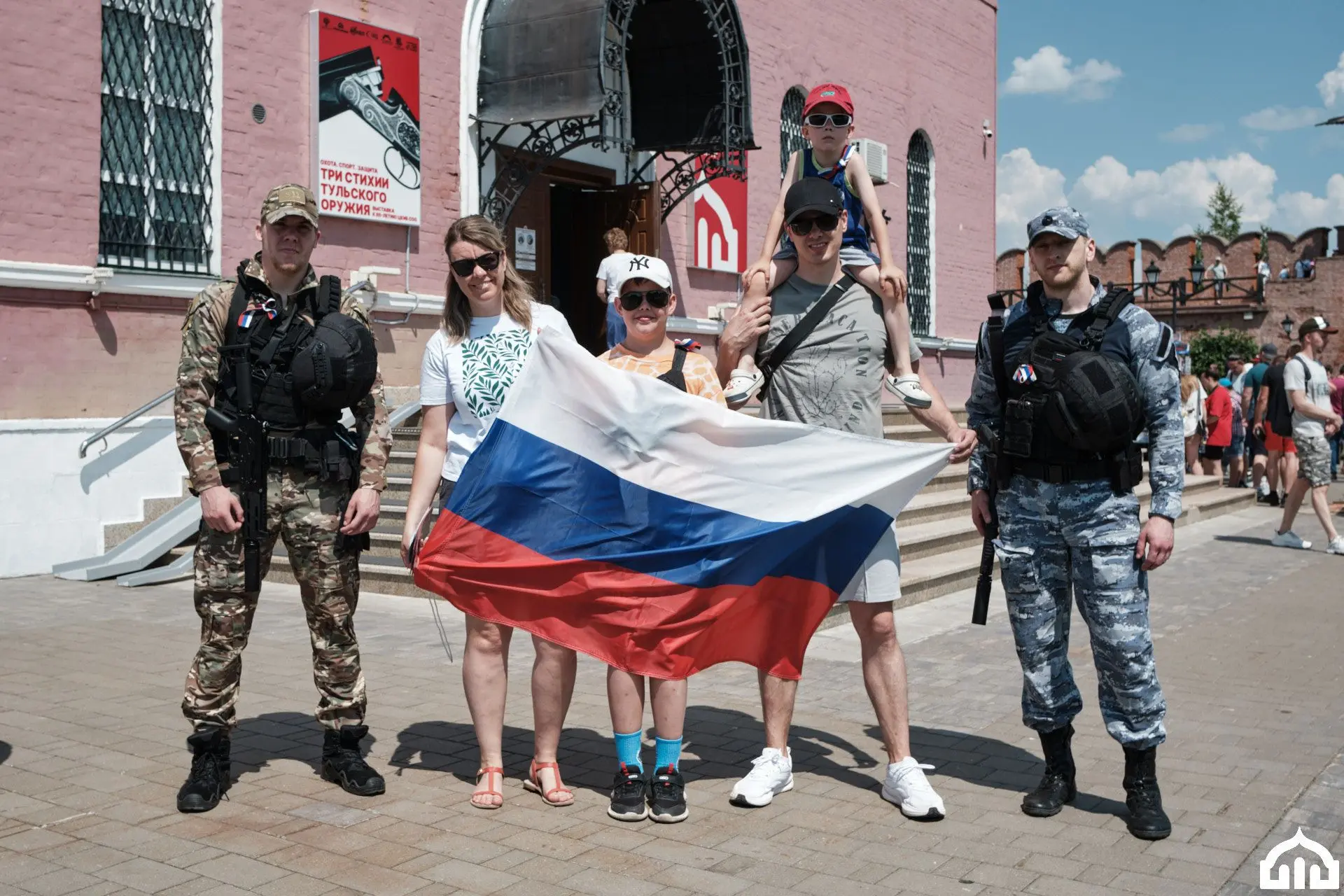 День России в Тульском музее оружия - это всегда патриотично, познавательно и интересно!

Посетители