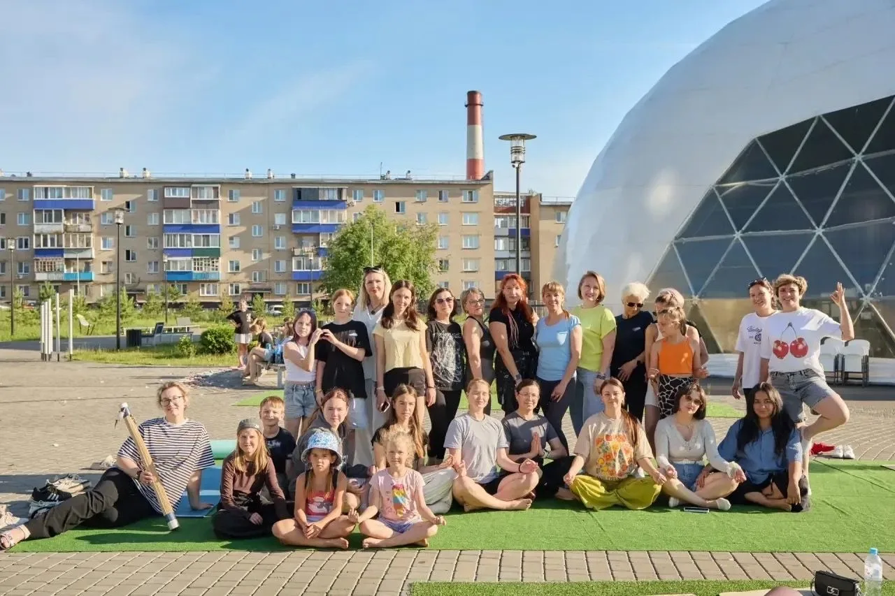 🧘‍♀ В Менделеевске впервые отметили Международный день йоги у купола «Атмосфера»