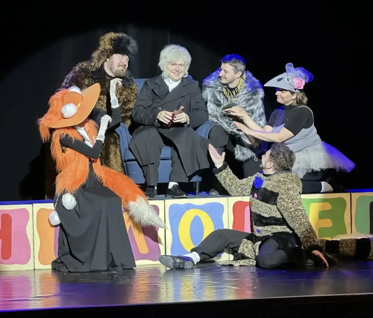 🎭Во время каникул ученики 5 «В» класса посетили увлекательный спектакль «Басни Крылова» — и остались