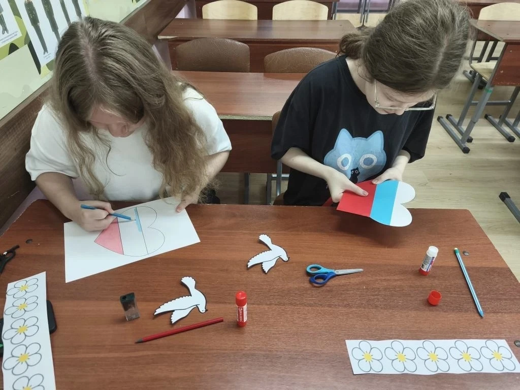 🇷🇺В «Радуге творчества» сердца зажглись триколором.
⚪В преддверии главного государственного праздн