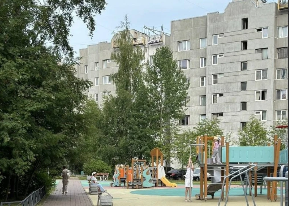 ❗На детской площадке, во дворе дома по Шуваловскому проспекту 55, неизвестный мужчина и...