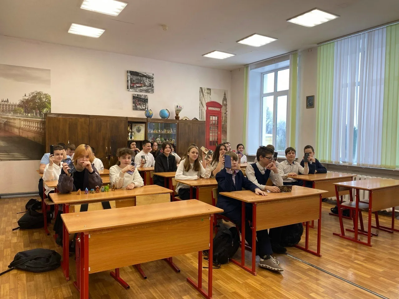 Новая учебная неделя в нашей школе традиционно началась с торжественной линейки и внеурочного заняти