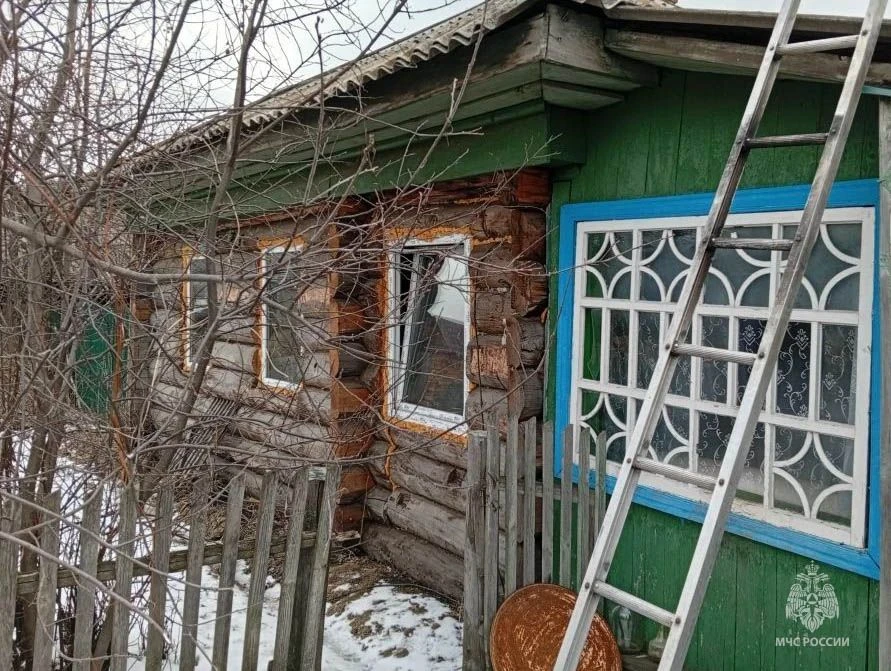 В селе Шалинское из-за детской шалости едва не сгорел жилой дом  Все произошло утром 17 апреля на ул