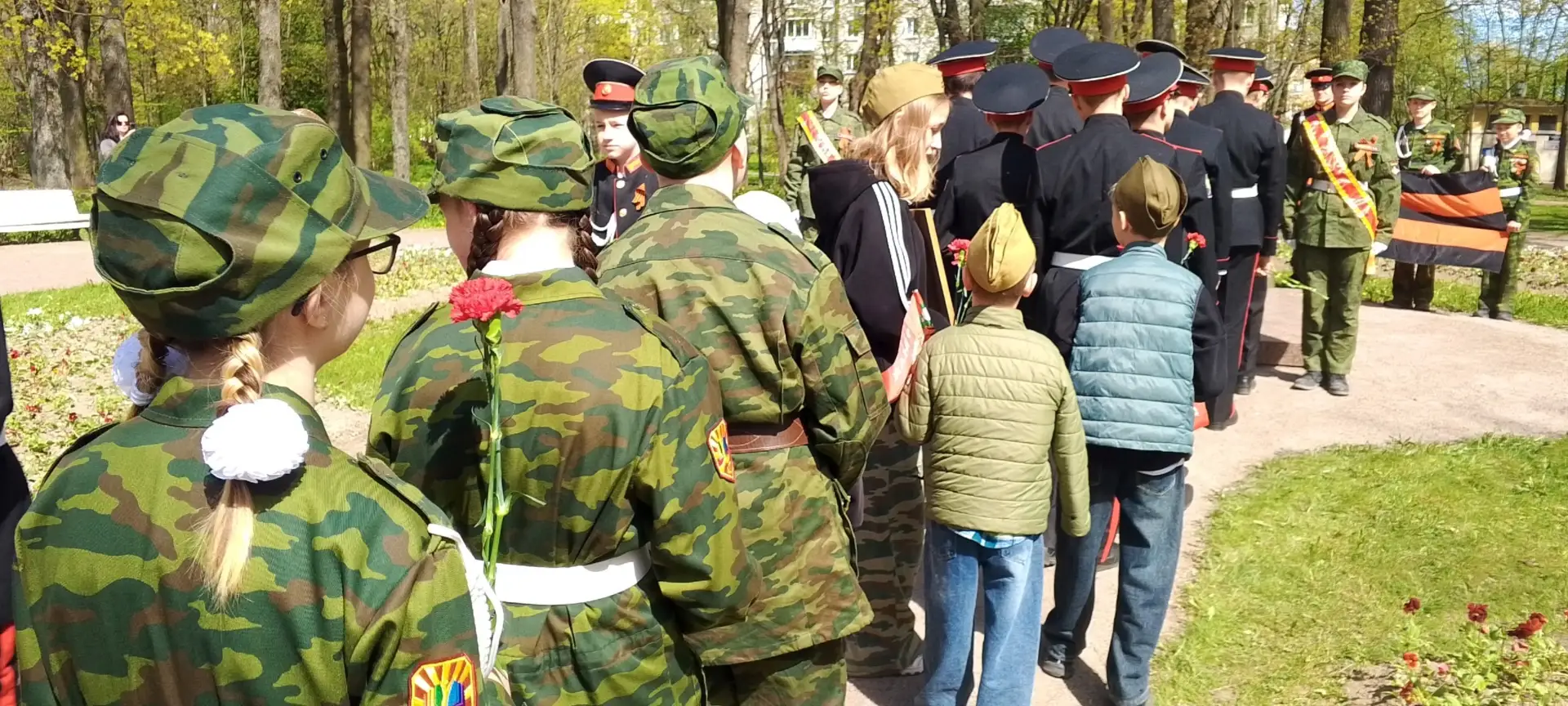 🇷🇺 Сегодня, в день 81-й годовщины Великой Победы, у памятного знака героям-пушкинцам прошла Вахта па