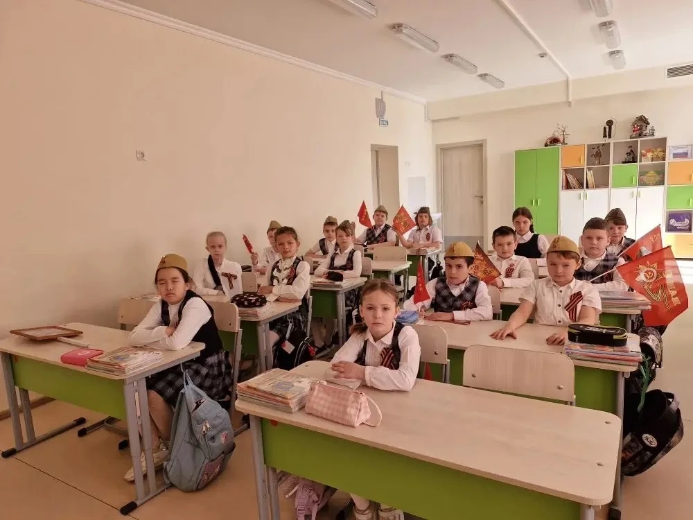 В МАОУ «Школа №10» в 3 «Д» классе прошёл настоящий **Урок Мужества**!  Мы говорили о подвигах нашего