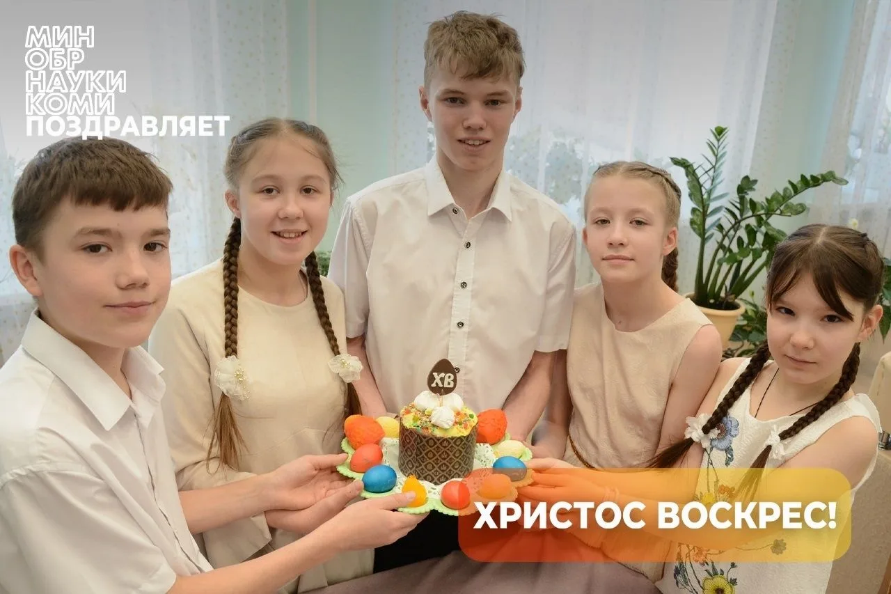 Исполняющий обязанности министра образования и науки Республики Коми Олег Холопов поздравляет жителе