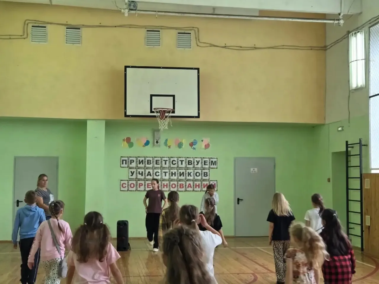 🌿 День 13 в наших лагерях! 🌿
День начался с традиционной линейки и зарядки — активистки движения п
