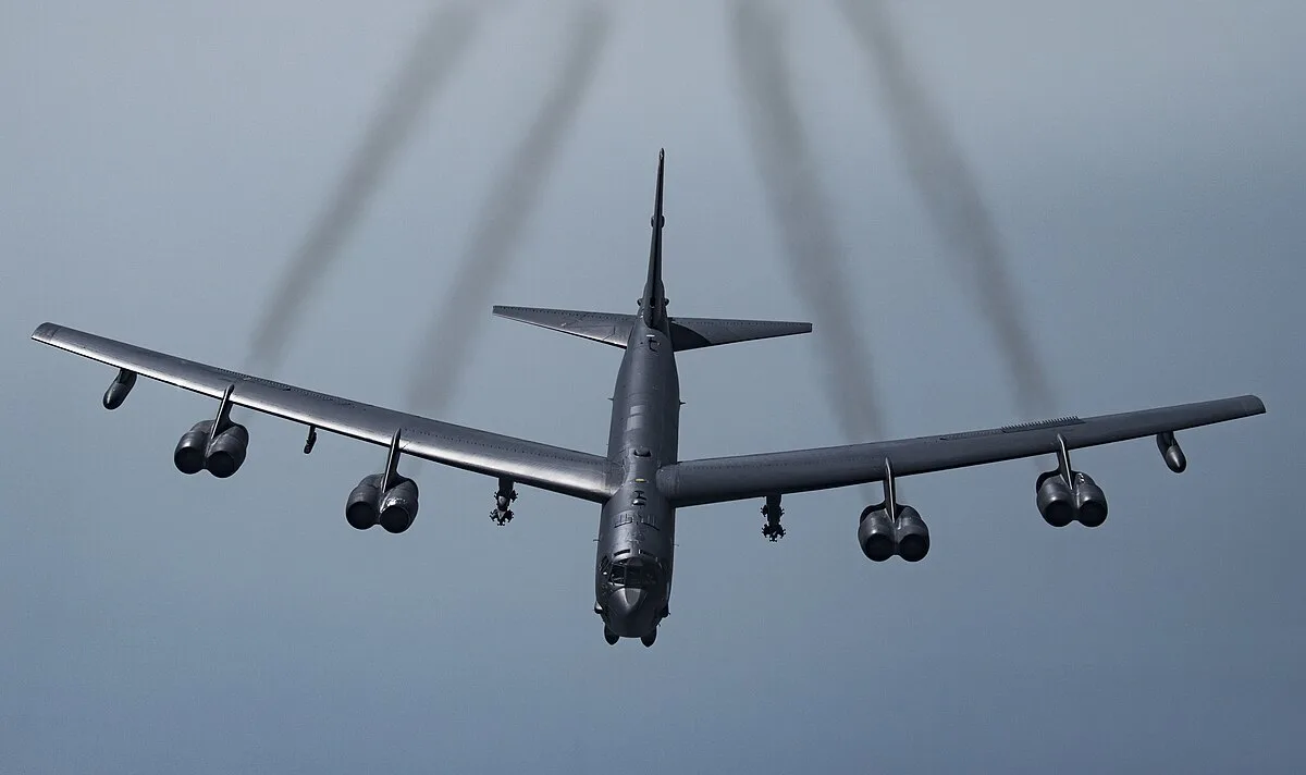 Зергулио:  Самолёты ВВС США B-52 взлетают с авиабазы в Великобритании.   Через 6-7 часов они будут н