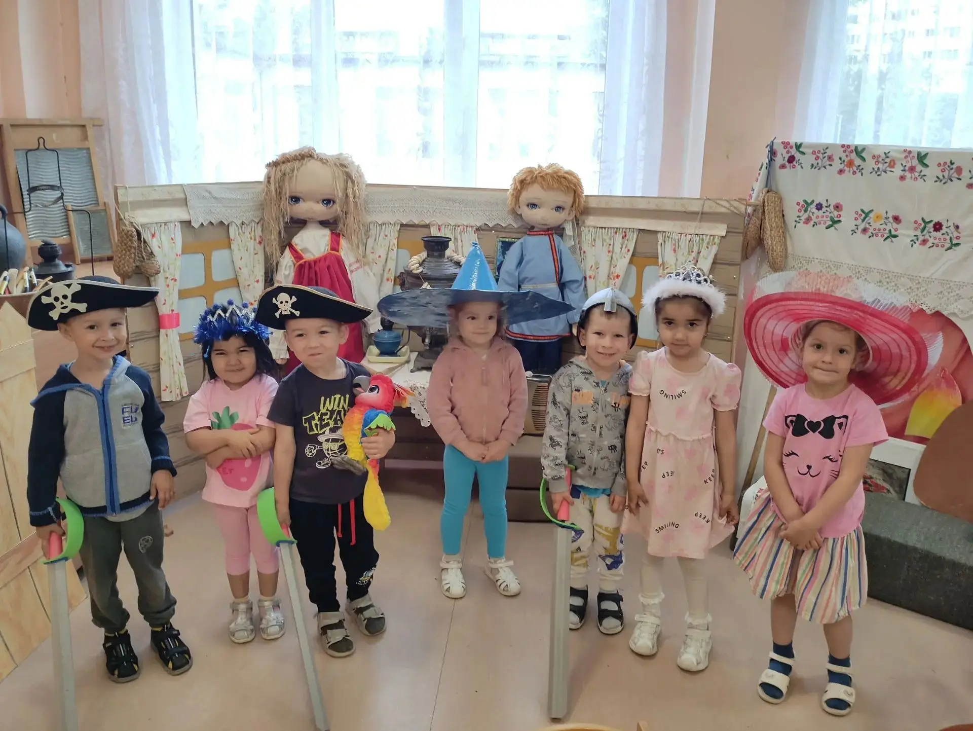 В нашем детском саду есть настоящая Комната сказок, где ребята знакомятся с предметами ...