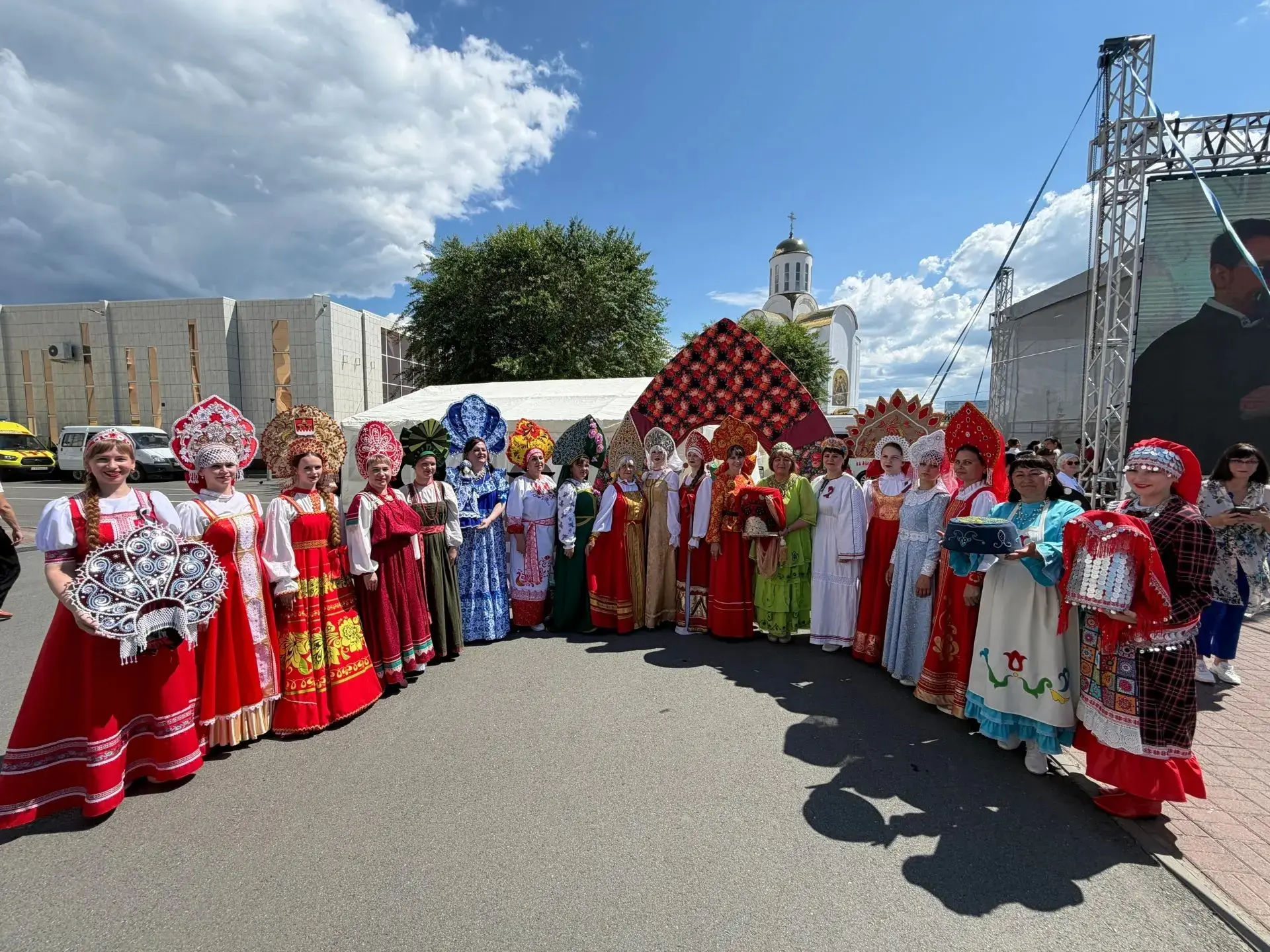 В День России в шестой раз на Троицкой площади города Кургана прошёл ежегодный межрегиональный фести