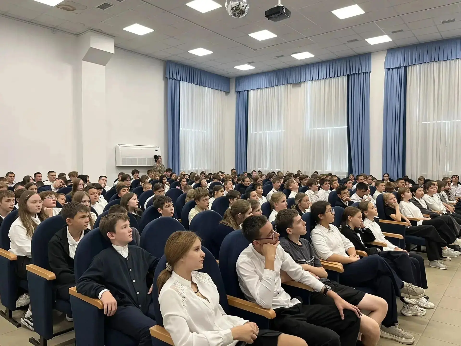 В Новочеркасске полицейские провели День большой профилактики в школах Октябрьского района