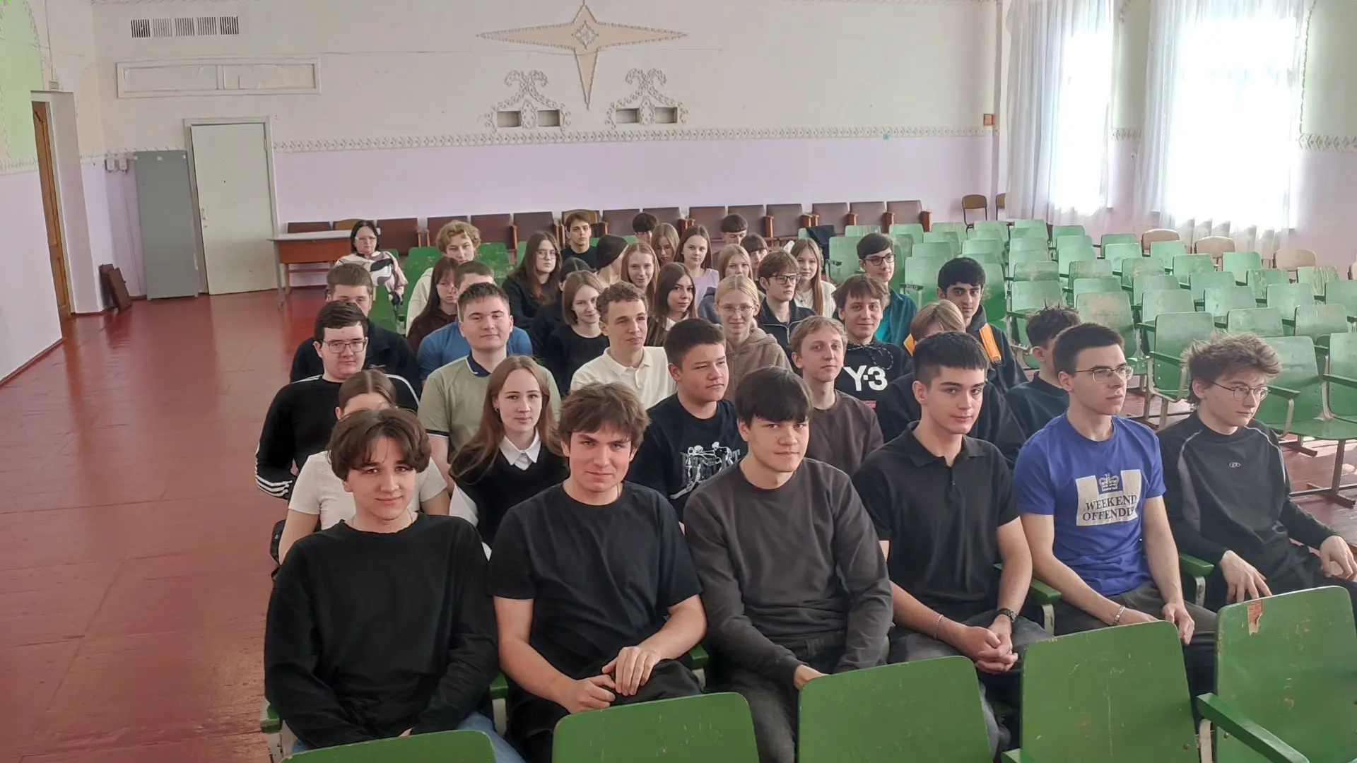 Встреча молодежной организации ЛДПР со старшеклассниками. Главная тема – предстоящие эк...