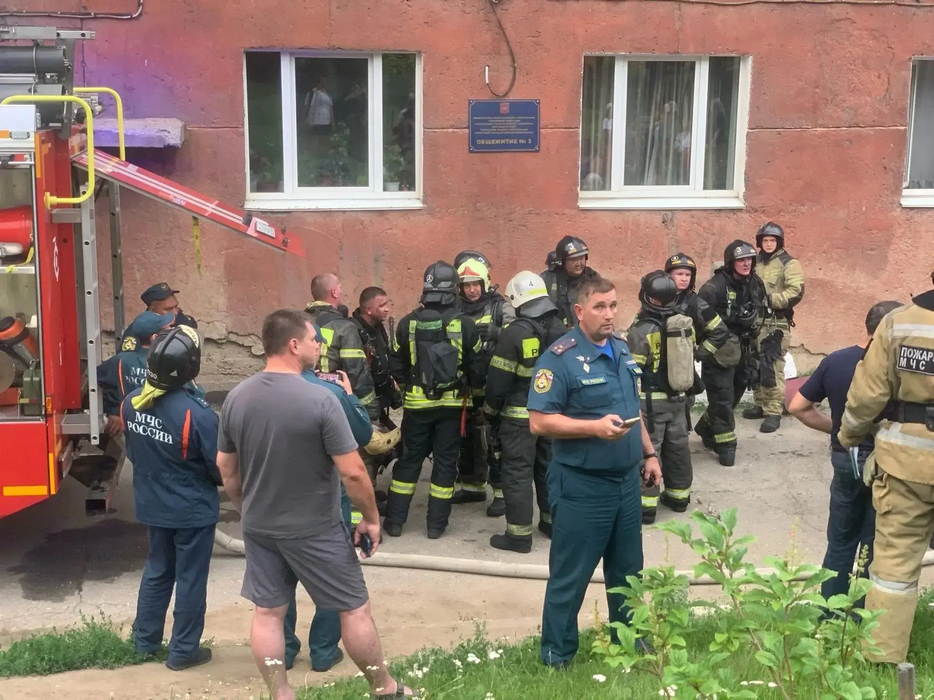 Пожарные быстро справляются со своей работой и уже завершают ее. Они прошли все этажи, ...