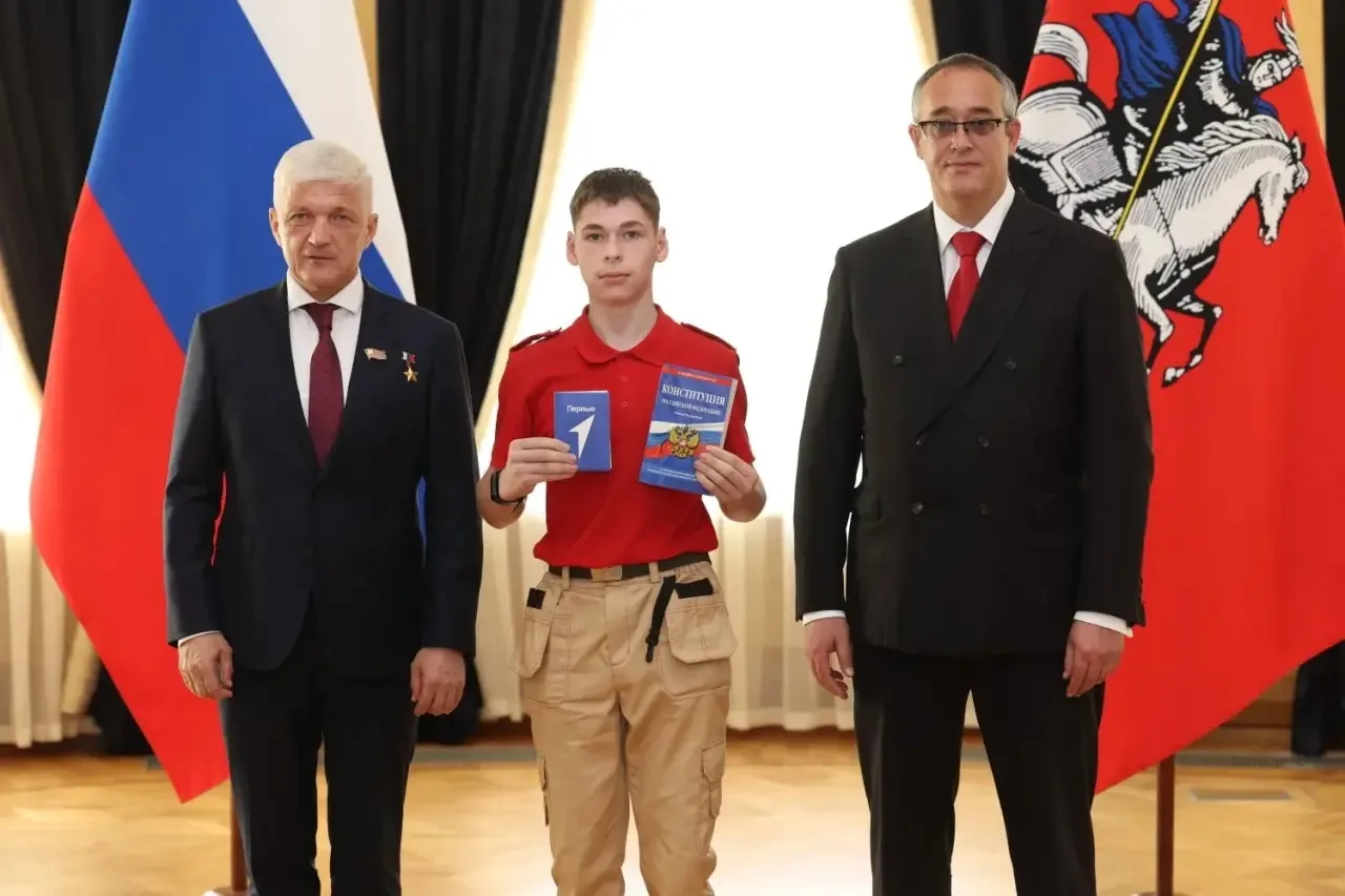 Торжественное вручение паспорта в стенах Московской городской Думы

🌟 Ученик нашей школы Артём из 7