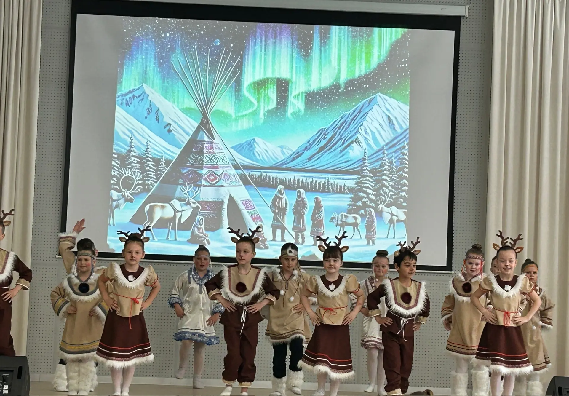 🇷🇺 Фестиваль национальных культур «В дружбе народов — единство России» стартовал в нашей школе! ✨  М
