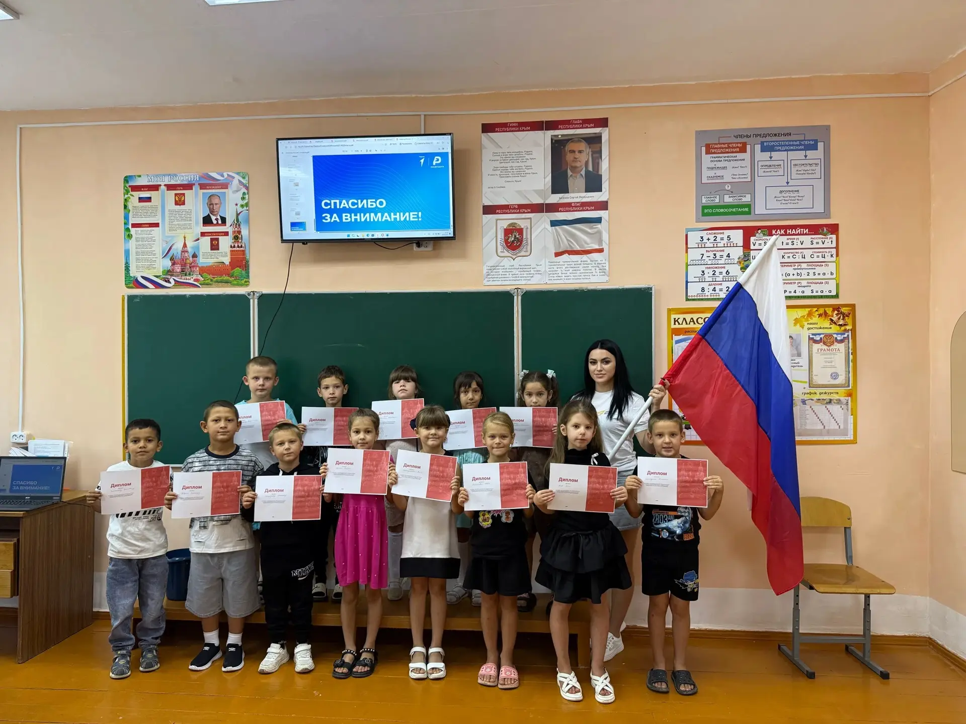 🇷🇺 В преддверии Дня Государственного флага России в нашей школе прошла серия патриоти...