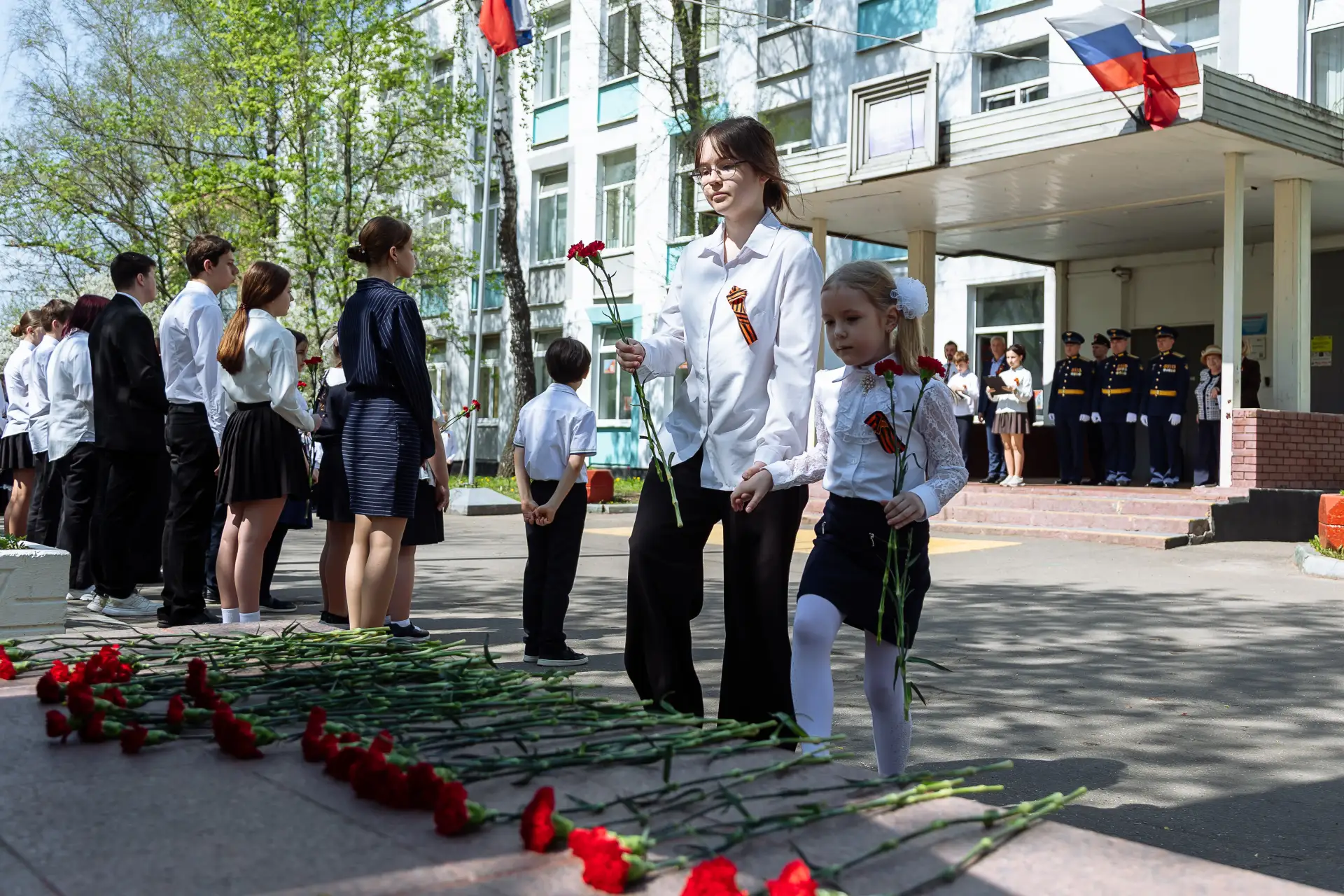 🌹 Акция «Красные гвоздики»: дань памяти героям  7 мая наши ученики, педагоги, администрация школы и 