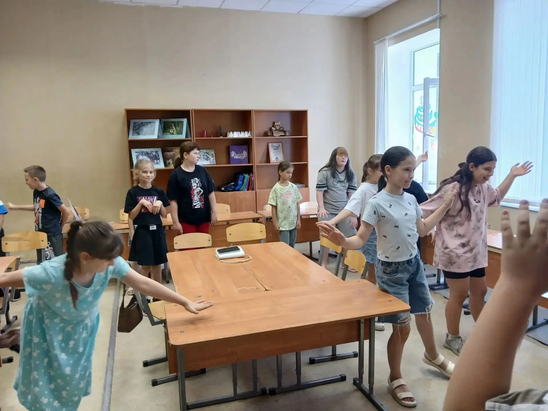 17 июня в пришкольном лагере начался с весёлой зарядки. Ребята получили заряд бодрости на весь день.
