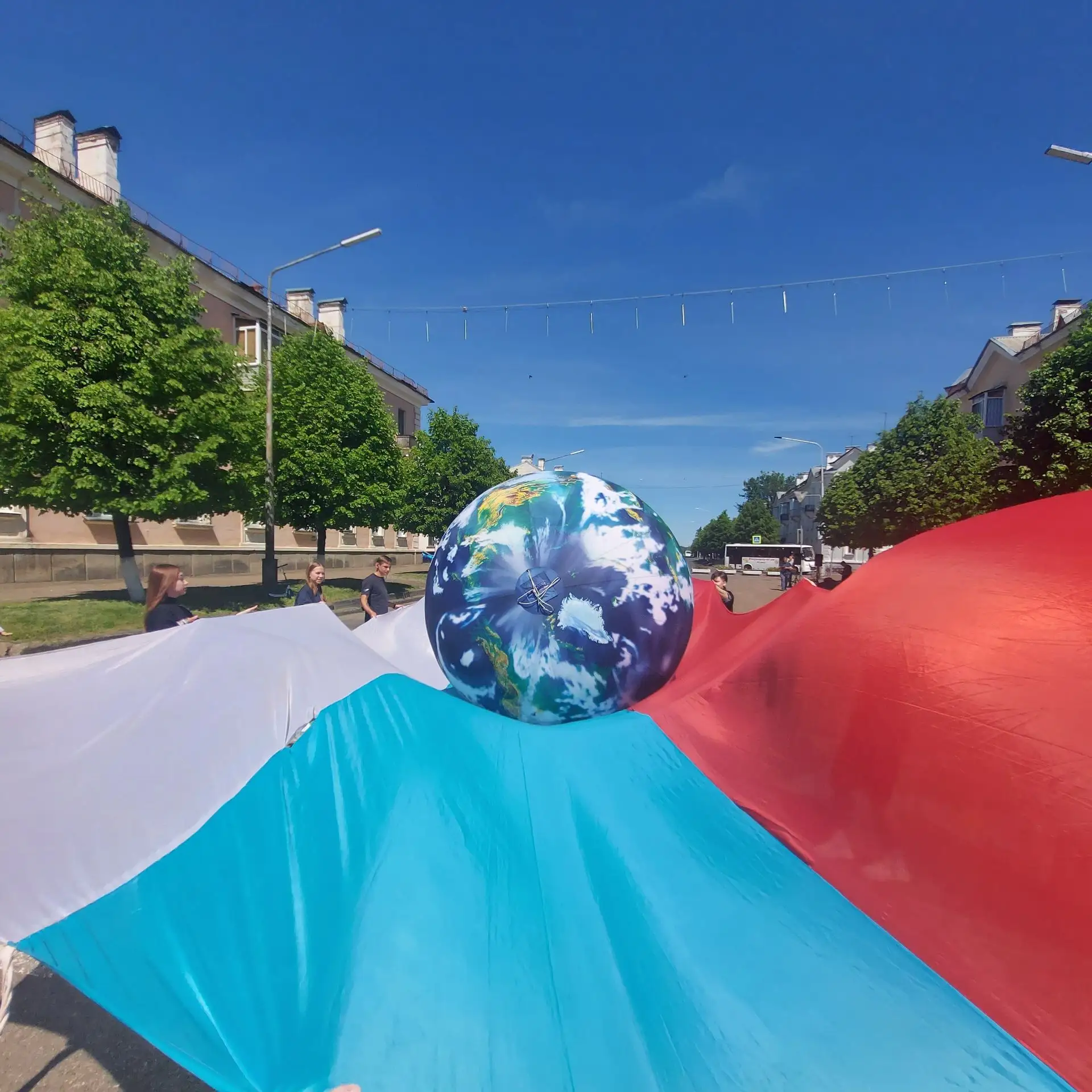 Сегодня мы отмечаем один из главных государственных праздников. Наш триколор объединяет...