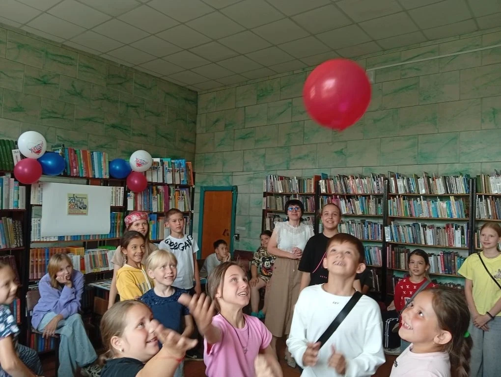 Сегодня мы отправились в нашу библиотеку по соседству, в ДК им. Ленина (филиал библиотеки им Н. К. К