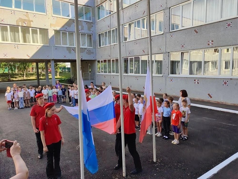 🇷🇺УТРО В ГИМНАЗИИ НАЧАЛОСЬ С ТОРЖЕСТВЕННОГО ПОДНЯТИЯ ФЛАГА РОССИИ🇷🇺
В канун Дня России (12 июня)