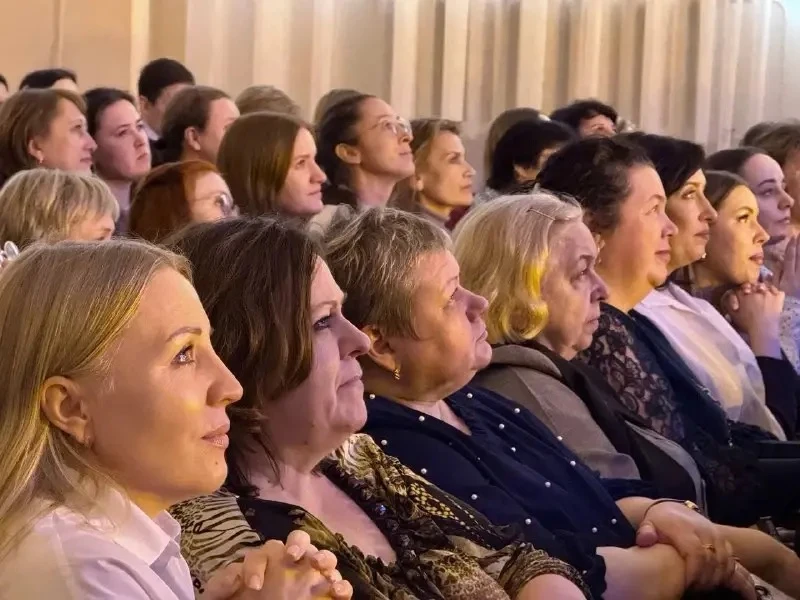 🌸Весна, цветы и ваши подвиги: как в 69-й школе поздравили главных героинь.   В преддверии 8 Марта ак