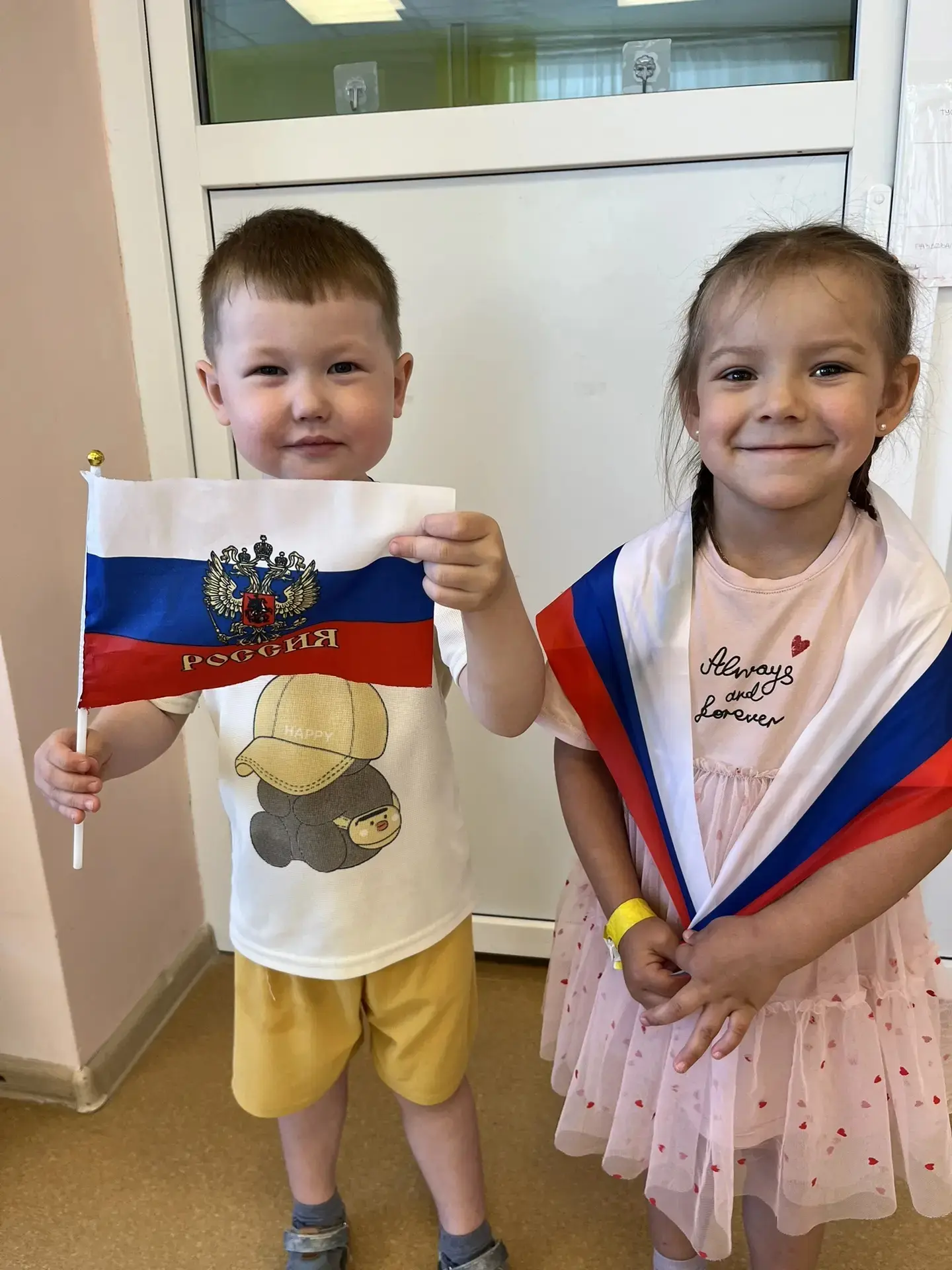 Днём России! 🇷🇺
Сегодня дети группы "Светлячки" посвятили день празднику любви к Родине - Дню Росс