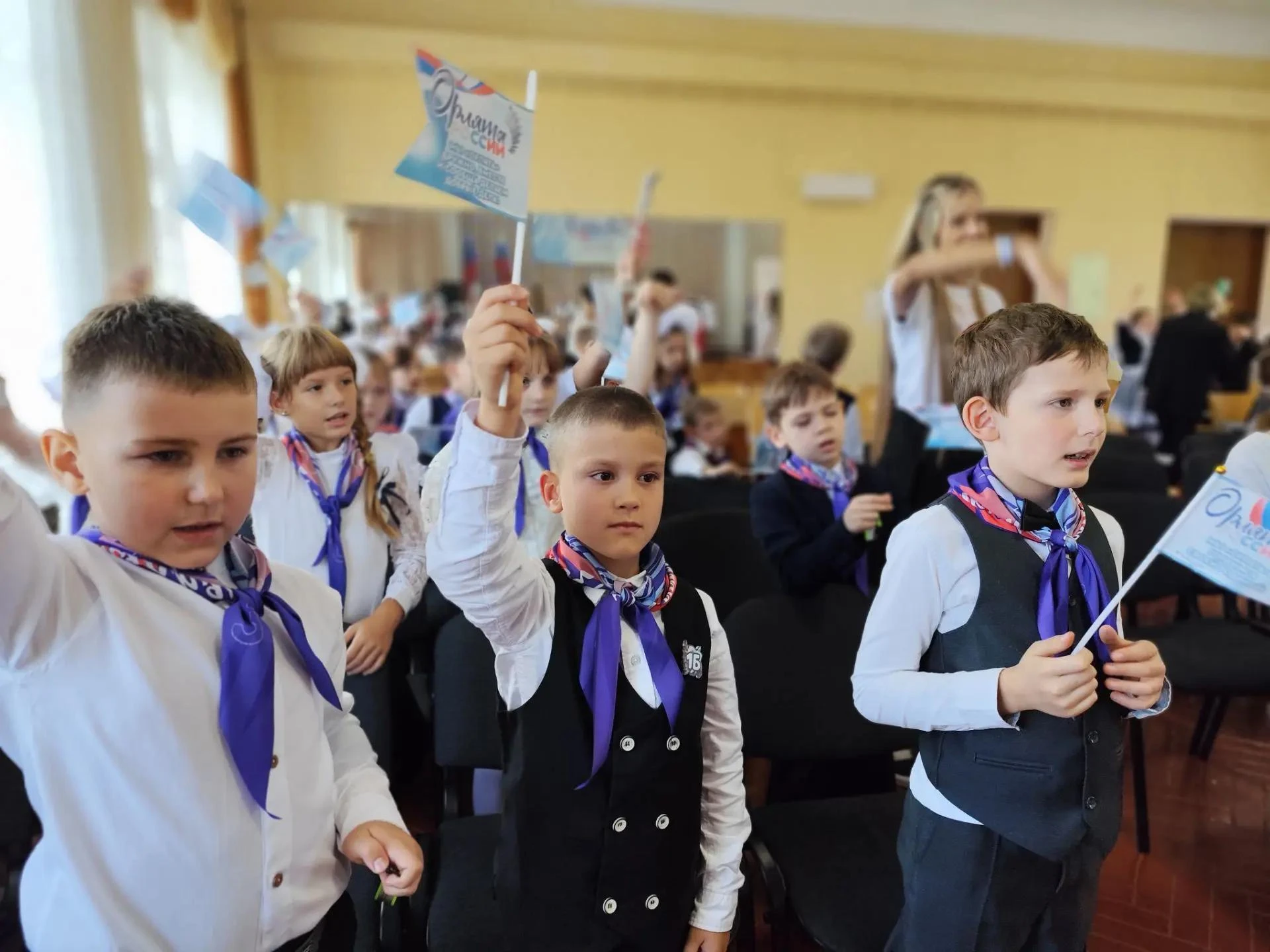 🦅 Сегодня в Алчевской школе №15 — важный день!