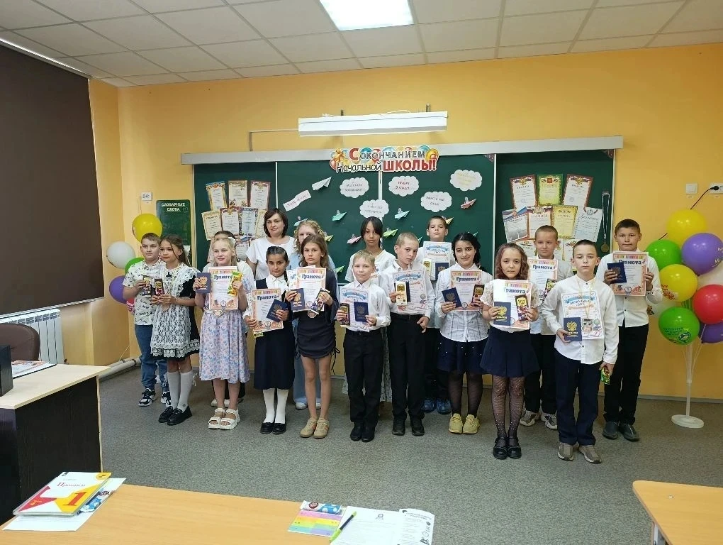 🎉 Наши 4 года позади! 

Вот и прозвенел наш последний звонок в начальной школе. Кажется, только вче
