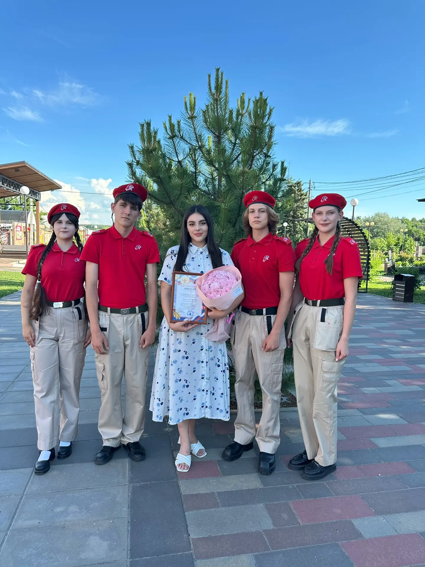 Сегодня, в рамках районного концерта, посвящённого Дню России, активисты юнармейского отряда «Патрио