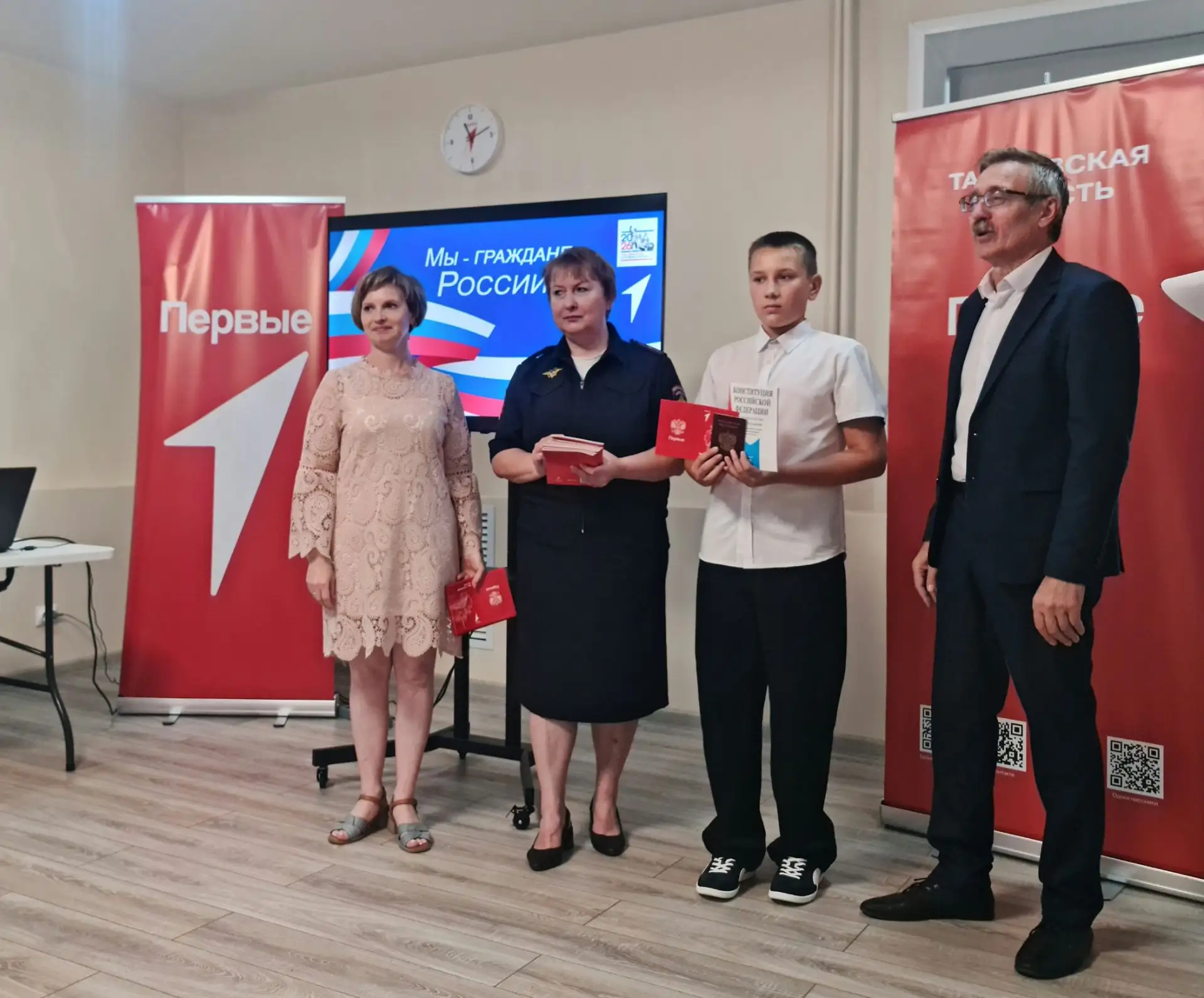Сегодня состоялась торжественная церемония вручения паспортов активистам Движения Первых.