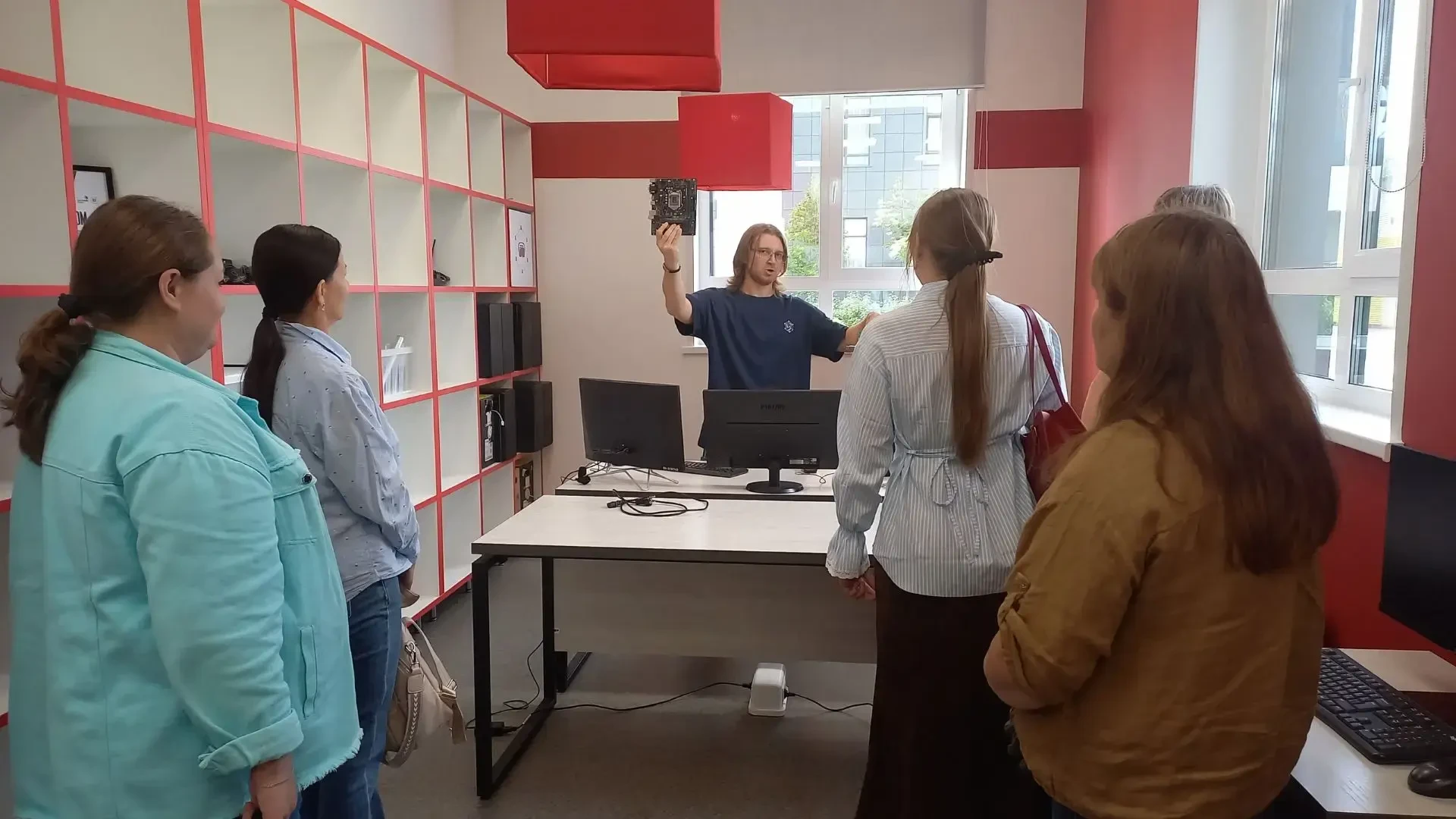 Педагогический состав на острие технологий: наши учителя освоили инструменты ИИ. В совр...
