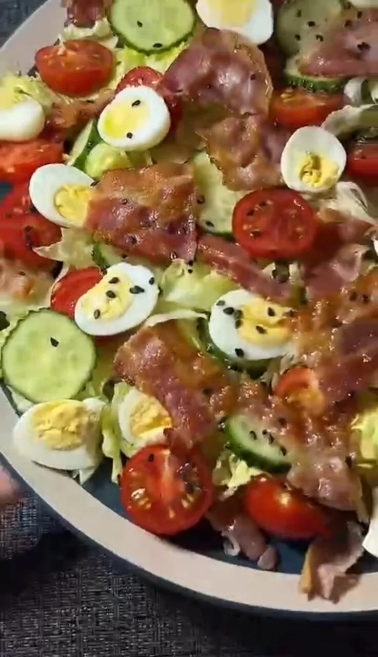 🥗 Вкуснейший салат с жареным беконом.
