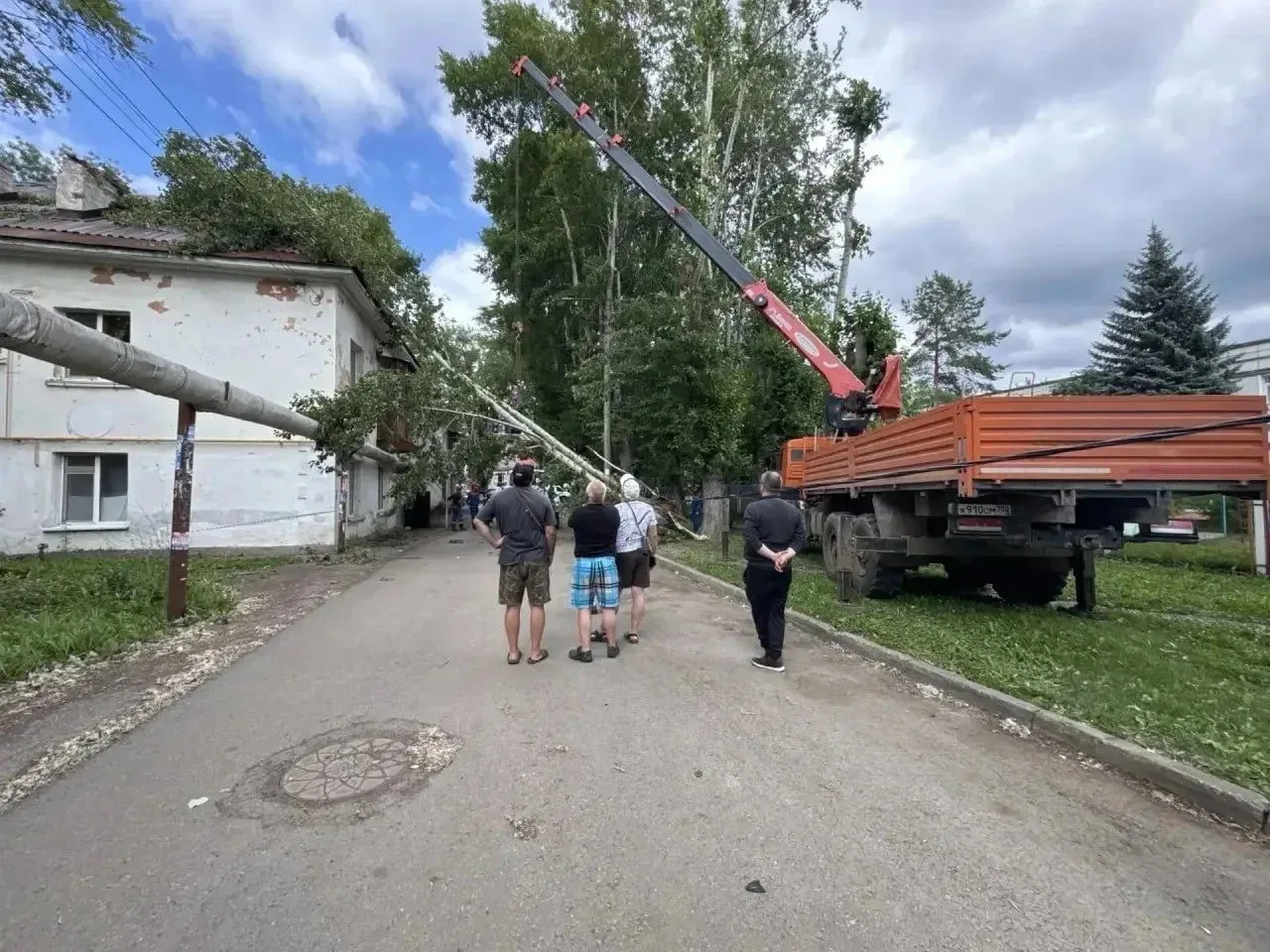 Ураганный ветер в Уфе повалил деревья и повредил автомобили