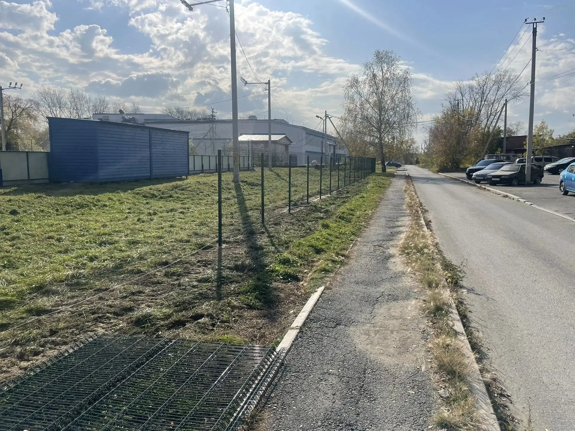 В арамильском Центре "Созвездие" устанавливают ограждение спортивной площадки на левобе...