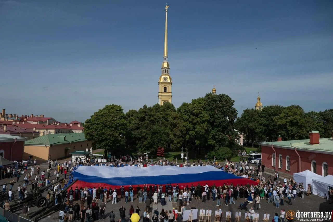 В Петропавловской крепости развернули 50-метровый триколор — в Петербурге отмечают День...