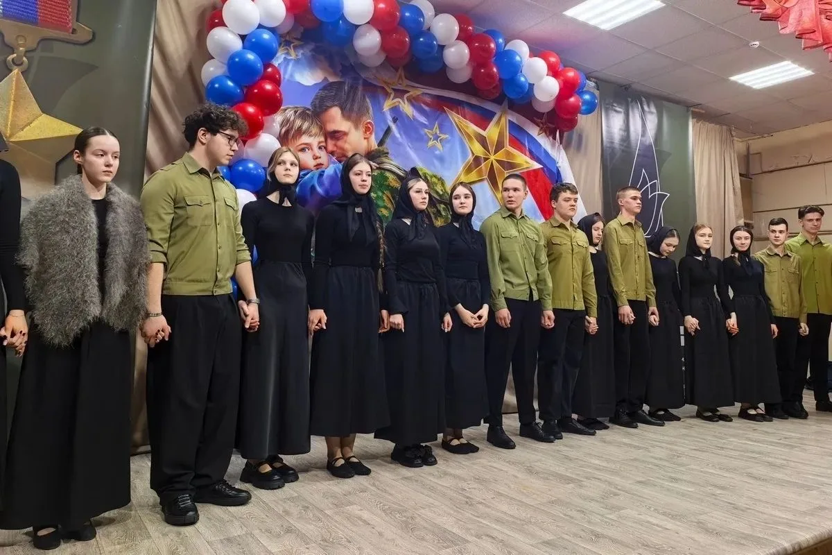 На гала-концерте Людмила Николаевна Рындина вручила награды победителям Марафона военно-патриотическ