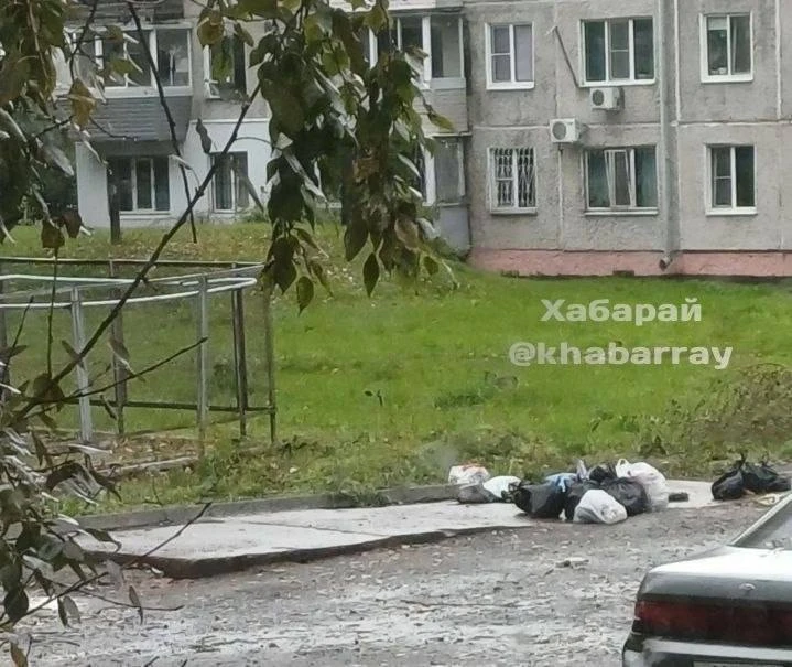В Некрасовке жильцы бросают мусор на землю из-за переноса баков