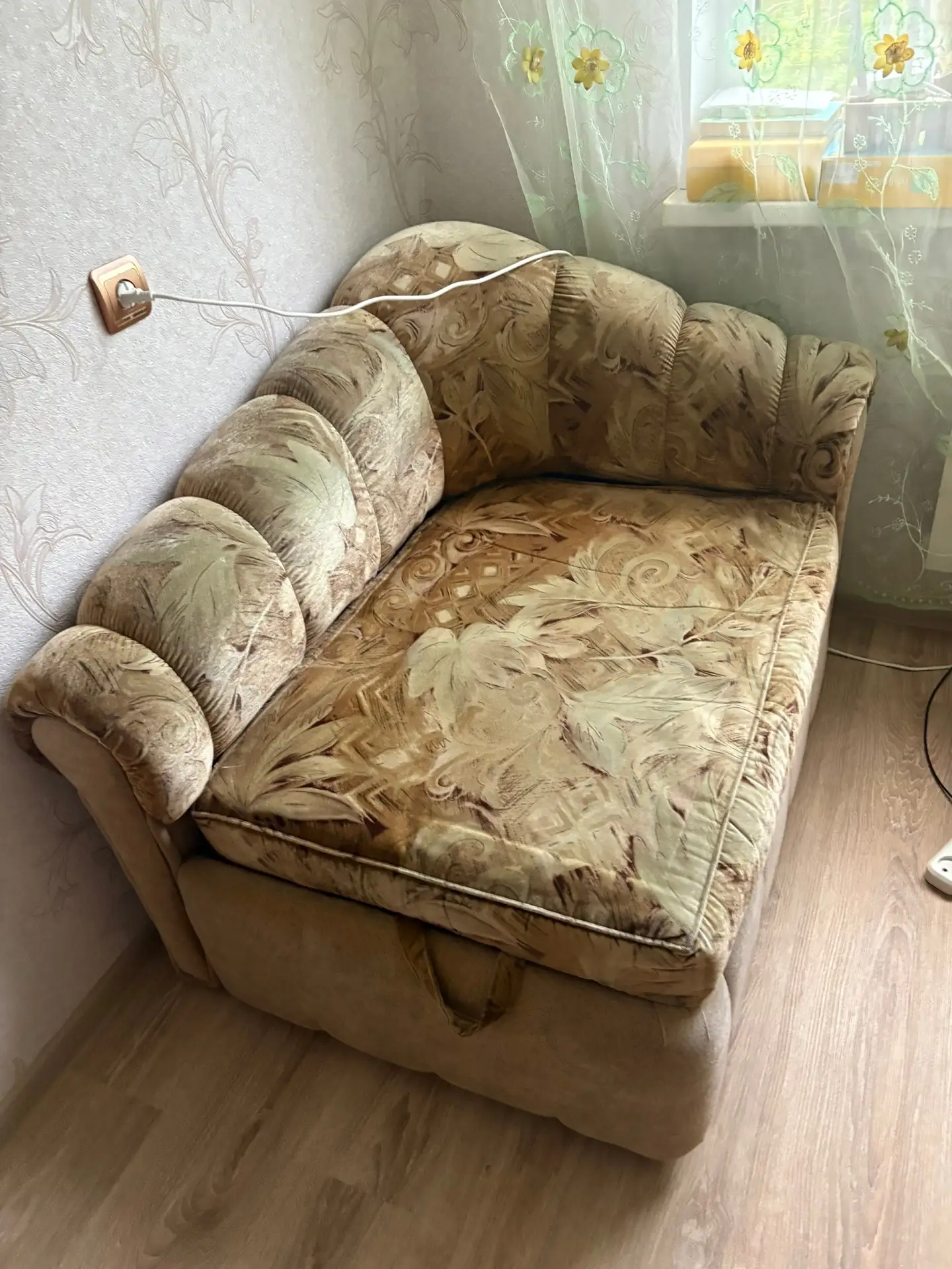 Продам диван в нормальном состоянии, односпальный 2000 руб.
