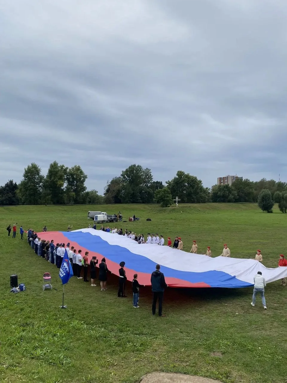 В Великих Луках развернули 30-метровый флаг России