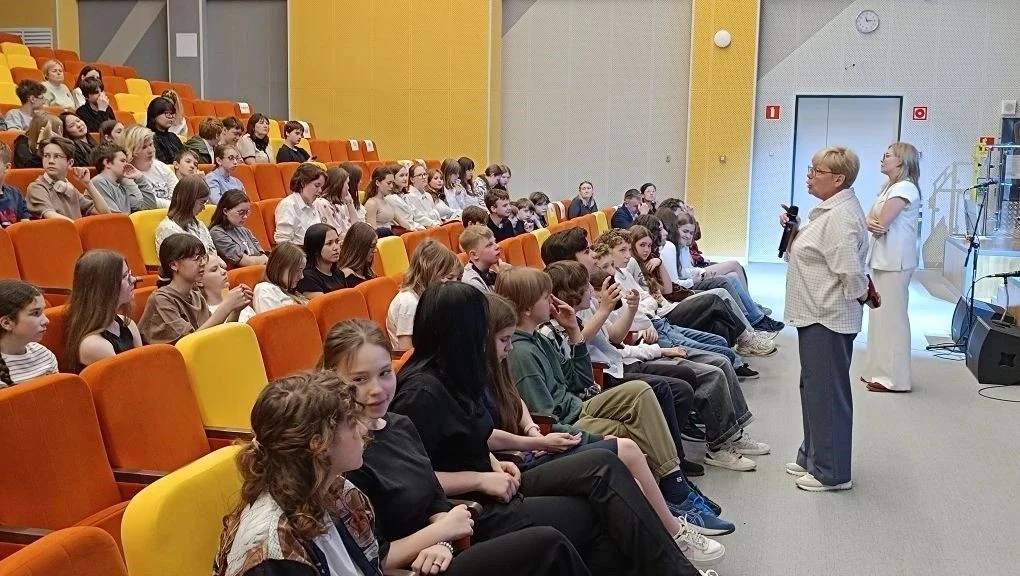 📢✅ Важное нововведение: «Кнопка психолога» теперь в МЭШ!  Дорогие ученики 8-11 классов и родители! С
