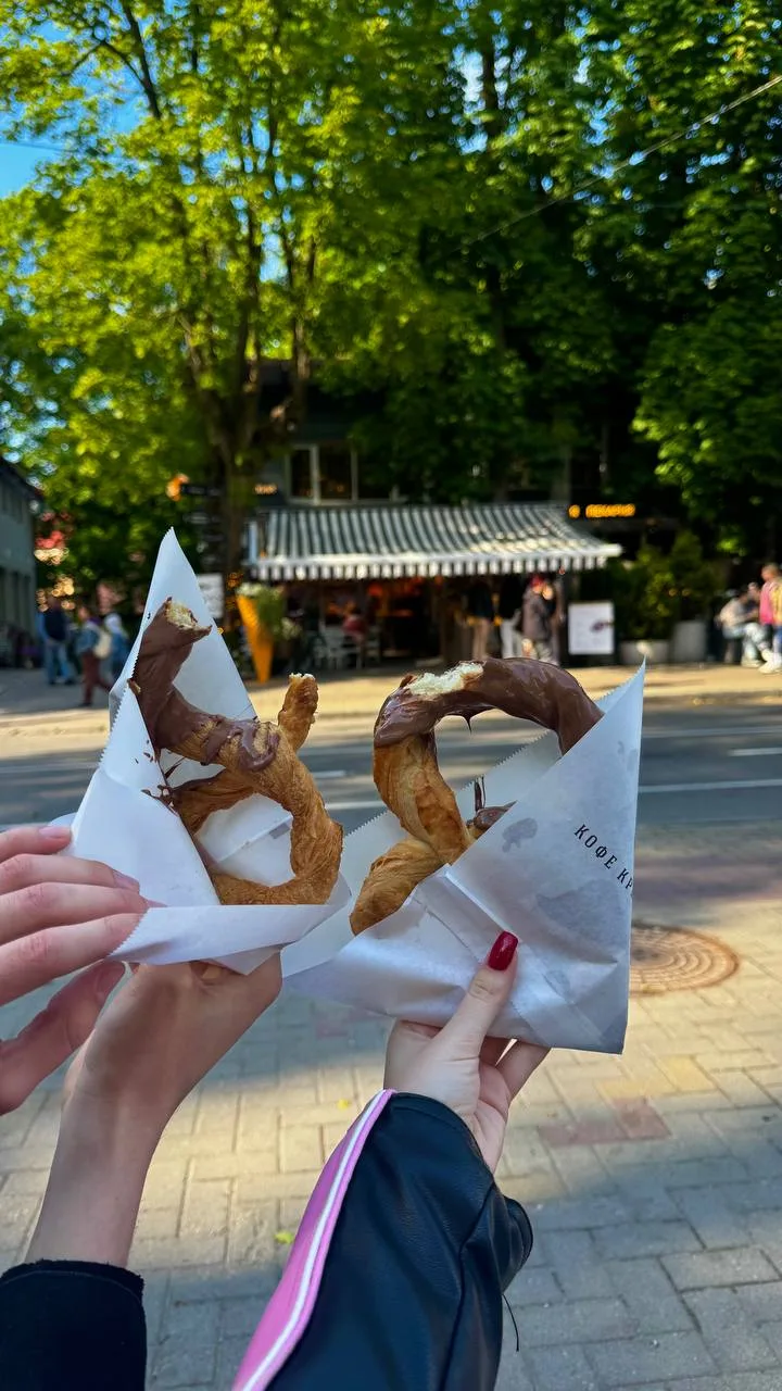 Светлогорск 🌊_💙

⭐️ Какие же тут красивые и милые домики! Но мы попали на очень сильный ветер и у 
