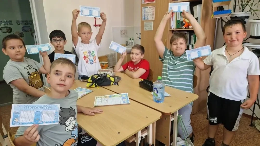 Минутка отдыха — время играть! 🎲 

В пришкольном лагере началась самая весёлая часть дня: настолки,