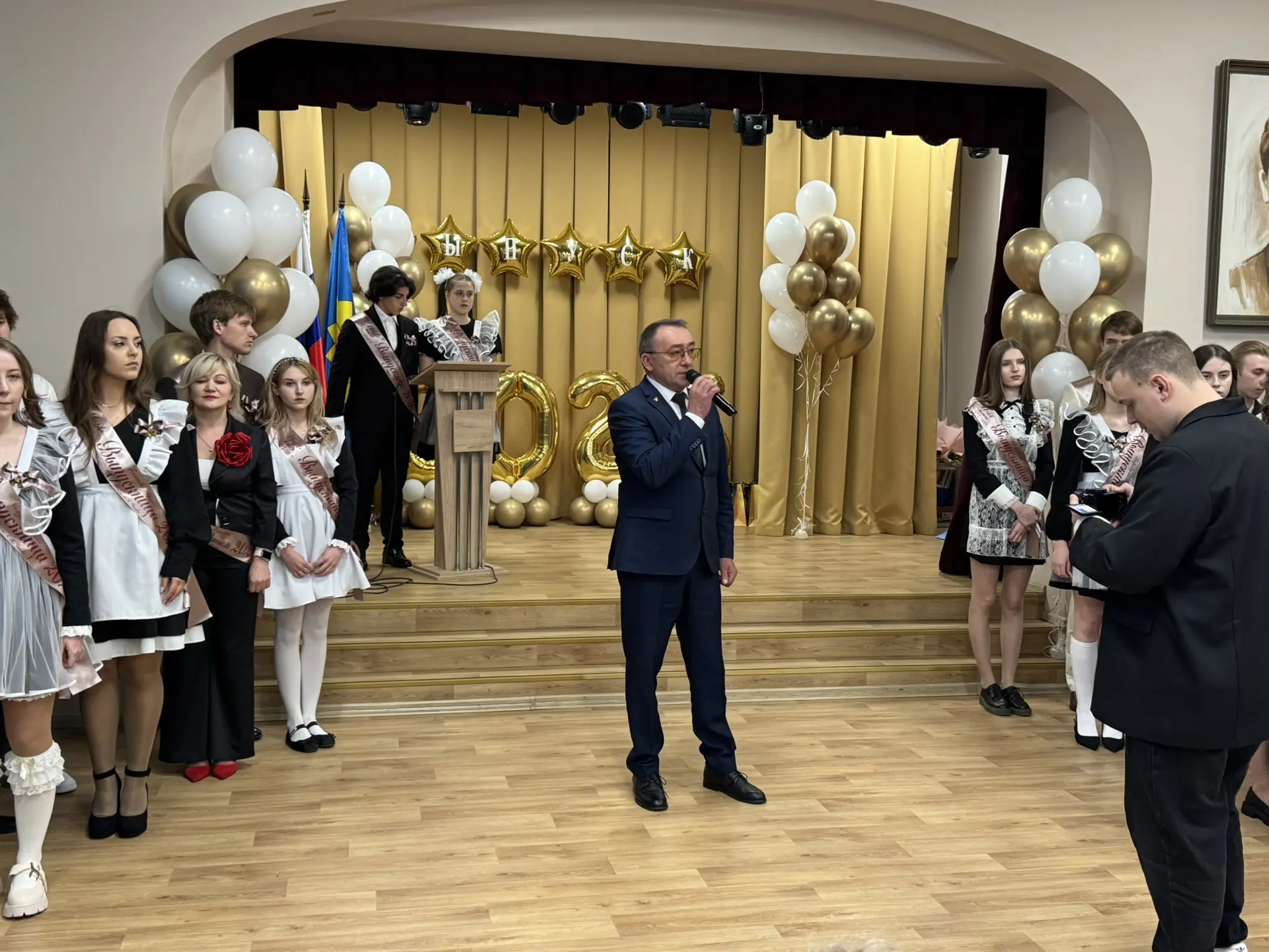 Вот и прозвенел последний звонок для выпускников 11-го «А» класса МОУ «СОШ  имени А. П.Чехова», симв