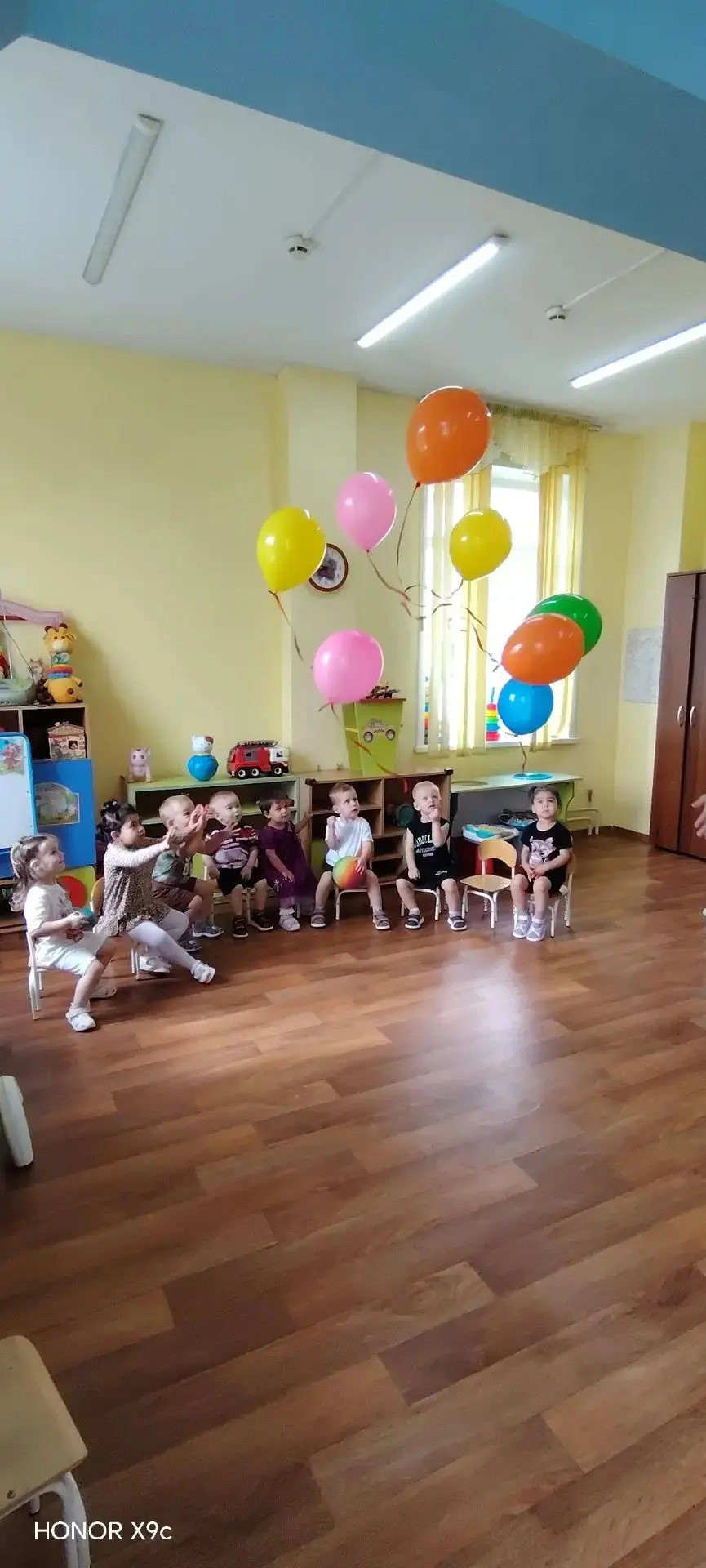 Легкость бытия или маленький праздник внутри нас 🎈

Сегодня в группе «Гномики» было особенно шумно 