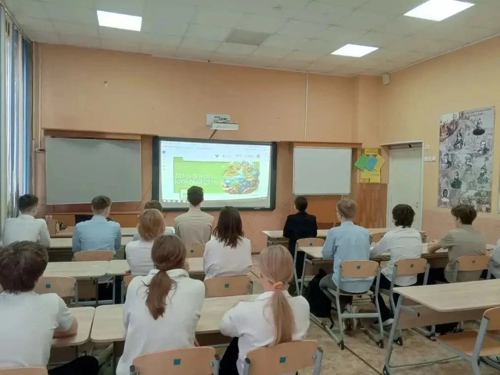 Патриотизм и Забота о Планете! 🌏  Сегодняшнее утро понедельника в МБОУ «Эффективная школа» (корпус 4