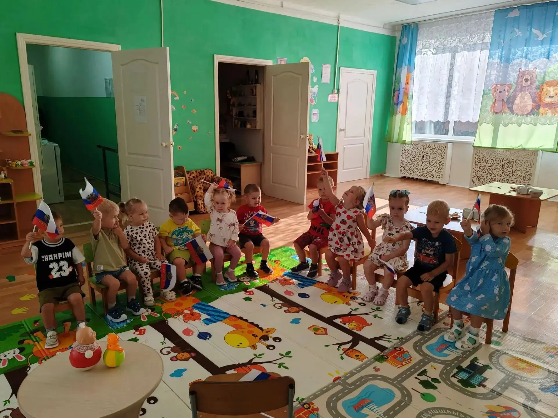 В младшей группе «Солнышко» прошло тематическое занятие, посвященное Дню Государственно...