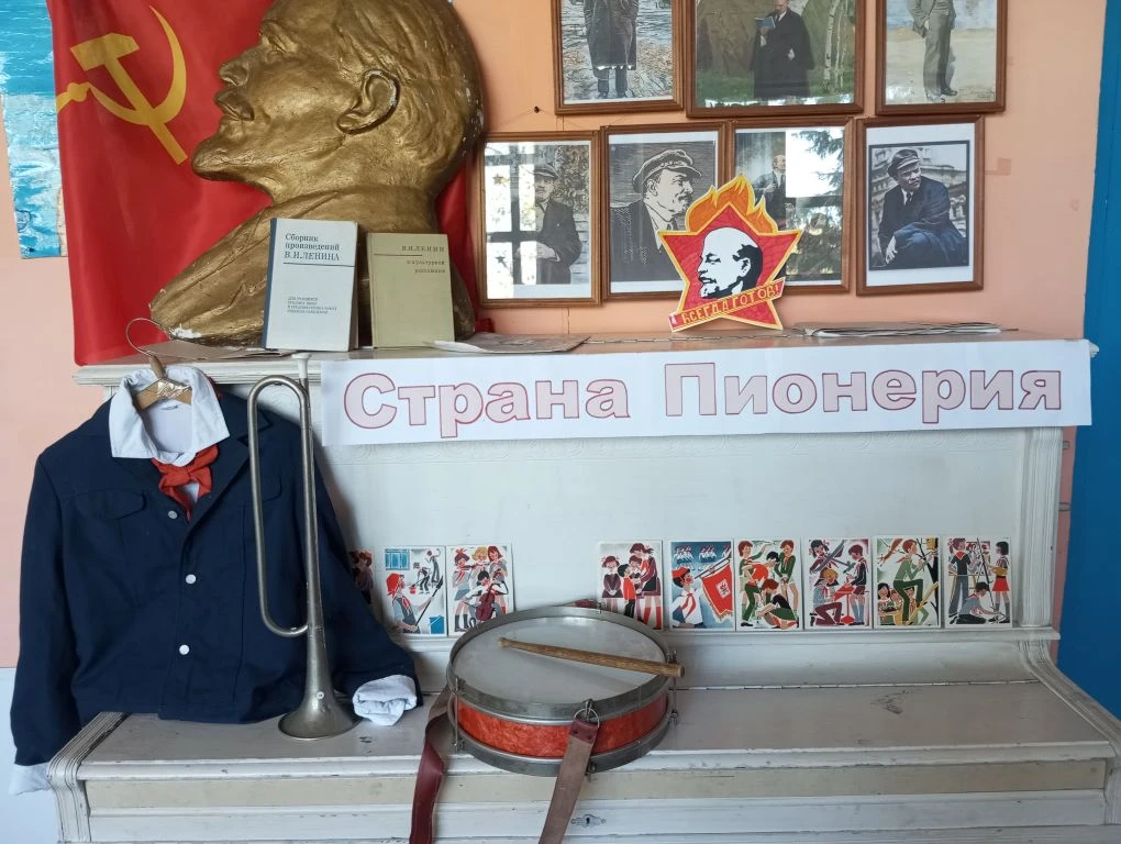 В нашем клубе к Дню Пионерии оформлена выставка " Страна Пионерия". Это детство и жизнь...