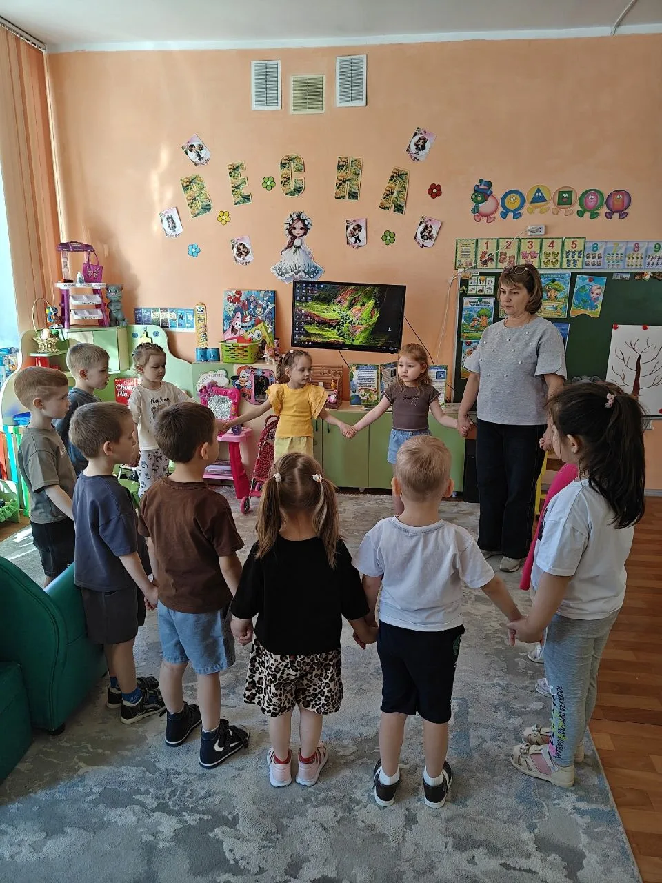 В рамках весенней "Недели психологии" педагог-психолог провёл в средней группе игровой ...