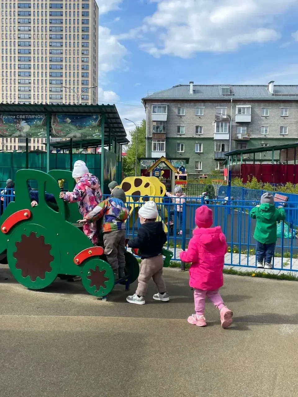 Малыши группы «Капельки» обожают гулять! Неважно, что за окном — снежные сугробы ❄️ или...